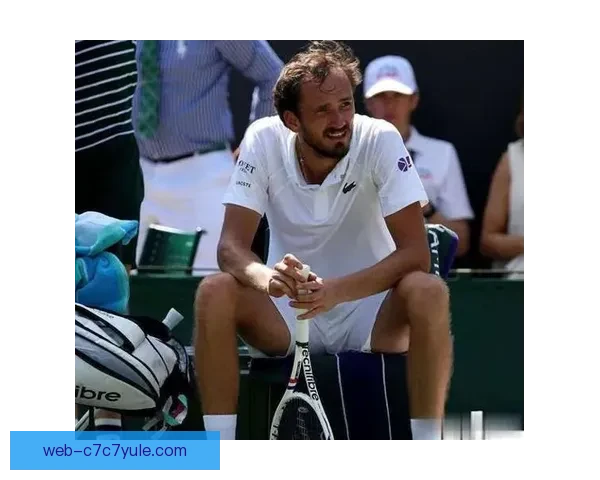 梅德韦杰夫首轮出局后愤怒批评赛事安排